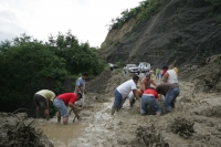 La ruta del lodo. René Araujo.  Jueves 26 de agosto. Valle de Mescalapa. Habitantes de Copainala y Chicoasen intentan transitar entre el lodo y piedras que bloquean el tramo carretero que incomunica a varias comunidades de esta región.  Con las piernas hu
