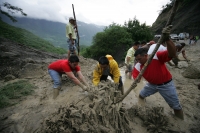 La ruta del lodo. René Araujo.  Jueves 26 de agosto. Valle de Mescalapa. Habitantes de Copainala y Chicoasen intentan transitar entre el lodo y piedras que bloquean el tramo carretero que incomunica a varias comunidades de esta región.  Con las piernas hu
