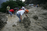 La ruta del lodo. René Araujo.  Jueves 26 de agosto. Valle de Mescalapa. Habitantes de Copainala y Chicoasen intentan transitar entre el lodo y piedras que bloquean el tramo carretero que incomunica a varias comunidades de esta región.  Con las piernas hu