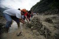 La ruta del lodo. René Araujo.  Jueves 26 de agosto. Valle de Mescalapa. Habitantes de Copainala y Chicoasen intentan transitar entre el lodo y piedras que bloquean el tramo carretero que incomunica a varias comunidades de esta región.  Con las piernas hu