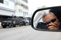 Lunes 4 de septiembre del 2017. Tuxtla Gutiérrez. Elementos policiacos resguardan las calles de la ciudad mientras que los comuneros de Nicolás Ruí­z marchan sobre la Avenida Central y se manifiestan bloqueando las calles del primer cuadro de la ciudad.