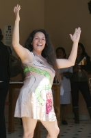 Martes 19 de octubre. Conchita Avendaño, realiza una original protesta cantando durante la conferencia de prensa de la presentación del Festival Cervantino en la ciudad de San Cristóbal de las Casas.