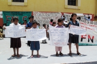 Lunes 18 de julio. Las familias de indígenas Choles de la comunidad Las Conchitas ahora se plantan en la Plaza de la Catedral de la Paz después de permanecer 15 días desplazados y 7 de mantener un plantón indefinido en las instalaciones del CNDH en la col