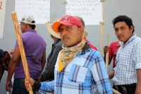 Jueves 28 de mayo del 2015. Tuxtla Gutiérrez. Campesinos de La Concordia protestan armados con palos en las entradas del edificio de la administración del estado de Chiapas para exigir la libertad de sus presos políticos.