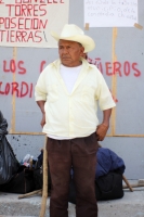 Jueves 28 de mayo del 2015. Tuxtla Gutiérrez. Campesinos de La Concordia protestan armados con palos en las entradas del edificio de la administración del estado de Chiapas para exigir la libertad de sus presos políticos.