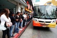 Tuxtla Gutiérrez, lunes 4 de enero. Los habitantes de Tuxtla empiezan la semana intentan acostumbrarse a las dinámicas que a partir de esta mañana les marca el servicio del Conejo-Bus; observamos en la Avenida Central largas colas de personas que esperan 