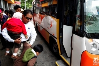 Tuxtla Gutiérrez, lunes 4 de enero. Los habitantes de Tuxtla empiezan la semana intentan acostumbrarse a las dinámicas que a partir de esta mañana les marca el servicio del Conejo-Bus; observamos en la Avenida Central largas colas de personas que esperan 