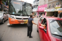 Una unidad Conejo Bus se ve implicada en el caos vehicular ocasionado que una conductora perdiera los estribos esta mañana en la avenida central cuando los manifestantes magisteriales bloqueaban la principal arteria de la ciudad.