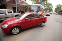 Una unidad Conejo Bus se ve implicada en el caos vehicular ocasionado que una conductora perdiera los estribos esta mañana en la avenida central cuando los manifestantes magisteriales bloqueaban la principal arteria de la ciudad.