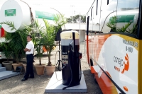 Tuxtla Gutiérrez, 3 de enero. Los usuarios del autotransporte de esta ciudad empiezan a utilizar desde esta tarde los servicios en las Rutas 1 y 2 del Conejo-Bus, los cuales son carburados a partir de bio-combustible.