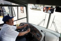 Tuxtla Gutiérrez, 3 de enero. Los usuarios del autotransporte de esta ciudad empiezan a utilizar desde esta tarde los servicios en las Rutas 1 y 2 del Conejo-Bus, los cuales son carburados a partir de bio-combustible.