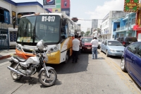 Martes 12 de octubre. El intenso tráfico de la ciudad ocasiona que incluso los autobuses del transporte público se vean involucrados en accidentes lo que ocasiona que sea mucho más complicado circular por la avenida central.