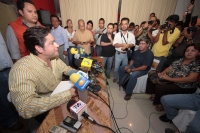 Jueves 2 de febrero del 2012. Yassir rompe el dialogo con PRD nacional. Tuxtla Gutiérrez, Chiapas. Leonardo León Alcázar,  consejero del PRD nacional en conferencia de prensa da a conocer que el Alcalde de Tuxtla no declina su participación en la encuesta