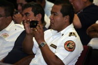 Jueves 30 de junio. Algunos elementos del Cuerpo de Bomberos toman atención a las reformas que este día presenta el congreso respecto a la Protección Civil.