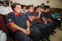 Jueves 30 de junio. Algunos elementos del Cuerpo de Bomberos toman atención a las reformas que este día presenta el congreso respecto a la Protección Civil.