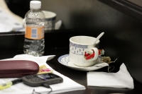 Jueves  27 de enero. Congreso Café. Durante las sesiones del congreso local se cuentan por decenas las tasas de café que los levanta dedos consumen en aproximadamente la hora y minutos que dura la sesión, los diputados le dan a la ingesta de galletas y di