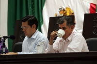 Jueves  27 de enero. Congreso Café. Durante las sesiones del congreso local se cuentan por decenas las tasas de café que los levanta dedos consumen en aproximadamente la hora y minutos que dura la sesión, los diputados le dan a la ingesta de galletas y di