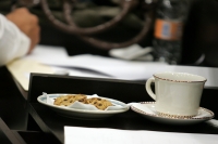 Jueves  27 de enero. Congreso Café. Durante las sesiones del congreso local se cuentan por decenas las tasas de café que los levanta dedos consumen en aproximadamente la hora y minutos que dura la sesión, los diputados le dan a la ingesta de galletas y di