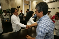 Los nuevos diputados locales son felicitados al concluir la toma de protesta durante la Sesión Permanente del Congreso del Estado.