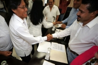 Los nuevos diputados locales son felicitados al concluir la toma de protesta durante la Sesión Permanente del Congreso del Estado.