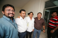 Los nuevos diputados locales son felicitados al concluir la toma de protesta durante la Sesión Permanente del Congreso del Estado.