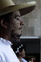 Miércoles 30 de octubre del 2019. Tuxtla Gutiérrez. Algunos personajes vestidos como indígenas zoques representan a algunos zombis esta medio día en las instalaciones del Congreso del Estado