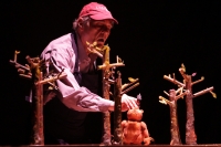 Domingo 9 de noviembre del 2014. Tuxtla Gutiérrez. Carlos Converso Prato de Veracruz durante la presentación de “El oso que no lo era” durante la inauguración de Titiriteros, 2º Festival Nacional, Chiapas 2014, que inicia este fin de semana en seis munici