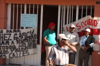 Foto/meridiano90. Comitán, Chis; 17 de febrero.- Transportistas de varias organizaciones protestaron en contra de los pulpos del transporte, como Turcom, Fudat y OCEZ Plan de Ayala, bloquearon varias calles de Comitán, para pedir que cuatro unidades de tr