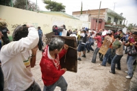 Continúan las celebraciones del Carnaval Zoque en la comunidad de Ocosocuaulta, donde se conviven las danzas tradicionales y la alegría de las fiestas populares. En esta localidad puede observarse en una calle a jóvenes librando una fuerte batalla de agua
