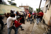 Continúan las celebraciones del Carnaval Zoque en la comunidad de Ocosocuaulta, donde se conviven las danzas tradicionales y la alegría de las fiestas populares. En esta localidad puede observarse en una calle a jóvenes librando una fuerte batalla de agua