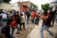 Continúan las celebraciones del Carnaval Zoque en la comunidad de Ocosocuaulta, donde se conviven las danzas tradicionales y la alegría de las fiestas populares. En esta localidad puede observarse en una calle a jóvenes librando una fuerte batalla de agua