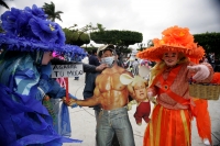 Continúan las celebraciones del Carnaval Zoque en la comunidad de Ocosocuaulta, donde se conviven las danzas tradicionales y la alegría de las fiestas populares. En esta localidad puede observarse en una calle a jóvenes librando una fuerte batalla de agua
