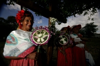 Cañadas de Copoya. Lunes 7 de junio. Una semana antes del día de San Antonio de Padua, un anciano recorre los pasillos de una humilde casa de adobe, lleva varias jícaras de pozol para convidar a los visitantes mientras la marimba suena a la hora de la mer