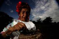 Antonio de Copoya  Más fotos en el server.  René Araujo.  Cañadas de Copoya. Lunes 7 de junio. Una semana antes del día de San Antonio de Padua, un anciano recorre los pasillos de una humilde casa de adobe, lleva varias jícaras de pozol para convidar a lo