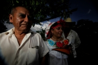 Antonio de Copoya  Más fotos en el server.  René Araujo.  Cañadas de Copoya. Lunes 7 de junio. Una semana antes del día de San Antonio de Padua, un anciano recorre los pasillos de una humilde casa de adobe, lleva varias jícaras de pozol para convidar a lo