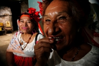Antonio de Copoya  Más fotos en el server.  René Araujo.  Cañadas de Copoya. Lunes 7 de junio. Una semana antes del día de San Antonio de Padua, un anciano recorre los pasillos de una humilde casa de adobe, lleva varias jícaras de pozol para convidar a lo
