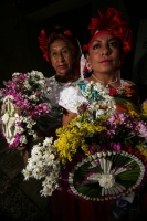 Antonio de Copoya. Cañadas de Copoya. Lunes 7 de junio. Una semana antes del día de San Antonio de Padua, un anciano recorre los pasillos de una humilde casa de adobe, lleva varias jícaras de pozol para convidar a los visitantes mientras la marimba suena 
