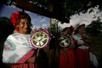 Cañadas de Copoya. Lunes 7 de junio. Una semana antes del día de San Antonio de Padua, un anciano recorre los pasillos de una humilde casa de adobe, lleva varias jícaras de pozol para convidar a los visitantes mientras la marimba suena a la hora de la mer