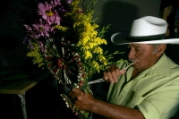 Sábado 29 de enero. L a cofradía de Joyonaqueros Zoques elaboran los adornos de hojas y flores (Joyonaques) que servirán el día de mañana durante el inicio de las procesiones del día de la Candelaria donde cientos de indígenas recorren una veintena de kil
