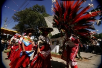 Especial. Martes 2 de febrero. Los danzantes de la comunidad de Copoya, realizan la danza zoque de la Robadera en el atrio de la iglesia de esta comunidad; los ejidatarios y mayordomos afirman que  las Vírgenes de Copoya son las verdaderas y son veneradas