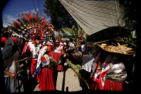 Especial. Martes 2 de febrero. Los danzantes de la comunidad de Copoya, realizan la danza zoque de la Robadera en el atrio de la iglesia de esta comunidad; los ejidatarios y mayordomos afirman que  las Vírgenes de Copoya son las verdaderas y son veneradas