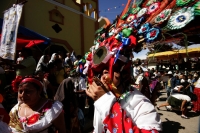 Especial. Martes 2 de febrero. Los danzantes de la comunidad de Copoya, realizan la danza zoque de la Robadera en el atrio de la iglesia de esta comunidad; los ejidatarios y mayordomos afirman que  las Vírgenes de Copoya son las verdaderas y son veneradas