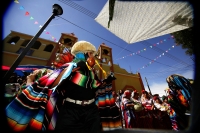 Especial. Martes 2 de febrero. Los danzantes de la comunidad de Copoya, realizan la danza zoque de la Robadera en el atrio de la iglesia de esta comunidad; los ejidatarios y mayordomos afirman que  las Vírgenes de Copoya son las verdaderas y son veneradas