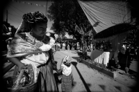 Especial. Martes 2 de febrero. Los danzantes de la comunidad de Copoya, realizan la danza zoque de la Robadera en el atrio de la iglesia de esta comunidad; los ejidatarios y mayordomos afirman que  las Vírgenes de Copoya son las verdaderas y son veneradas