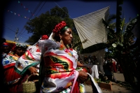 Especial. Martes 2 de febrero. Los danzantes de la comunidad de Copoya, realizan la danza zoque de la Robadera en el atrio de la iglesia de esta comunidad; los ejidatarios y mayordomos afirman que  las Vírgenes de Copoya son las verdaderas y son veneradas