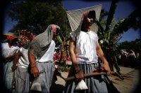Especial. Martes 2 de febrero. Los danzantes de la comunidad de Copoya, realizan la danza zoque de la Robadera en el atrio de la iglesia de esta comunidad; los ejidatarios y mayordomos afirman que  las Vírgenes de Copoya son las verdaderas y son veneradas