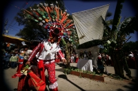 Especial. Martes 2 de febrero. Los danzantes de la comunidad de Copoya, realizan la danza zoque de la Robadera en el atrio de la iglesia de esta comunidad; los ejidatarios y mayordomos afirman que  las Vírgenes de Copoya son las verdaderas y son veneradas