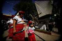 Especial. Martes 2 de febrero. Los danzantes de la comunidad de Copoya, realizan la danza zoque de la Robadera en el atrio de la iglesia de esta comunidad; los ejidatarios y mayordomos afirman que  las Vírgenes de Copoya son las verdaderas y son veneradas