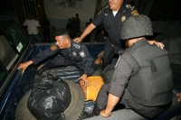 Dos ladrones fueron retenidos por pobladores de la comunidad de Copoya cuando asaltaban un domicilio particular, después de varias horas fueros rescatados de ser linchados por elementos de la PolicÃa Estatal durante esta noche. Dos ladrones fueron retenidos por pobladores de la comunidad de Copoya cuando asaltaban un domicilio particular, después de varias horas fueros rescatados de ser linchados por elementos de la PolicÃa Estatal durante esta noche.