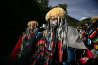 Jueves 14 de octubre. Copoya. (25 fotos)Las celebraciones de la Virgen del Rosario y Olaechea inicia esta mañana en la comunidad Copoya donde las autoridades tradicionales realizan las danzas y rezos según la etnia zoque para trasladar dentro de cajones p